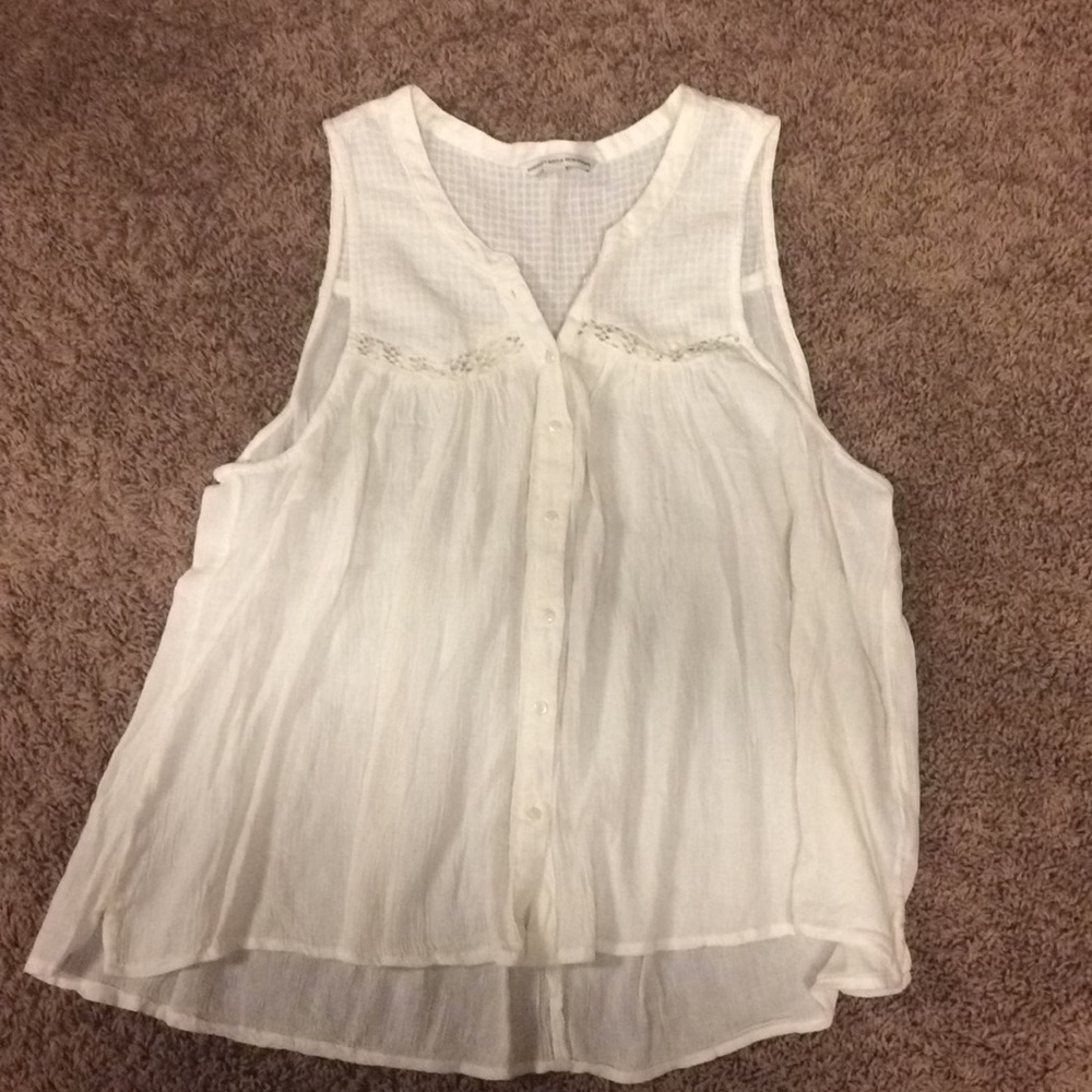 White, flowy tanktop with a lace band and buttons